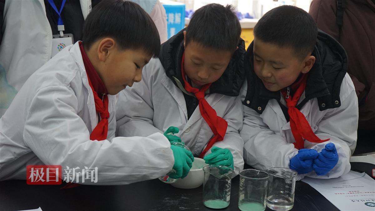 小学生动手实验1 王钰然摄.JPG