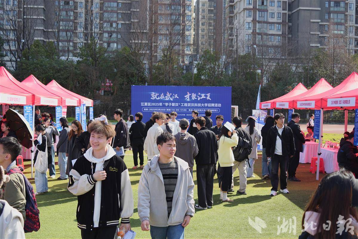 招聘会展板。通讯员 孙正恒 摄