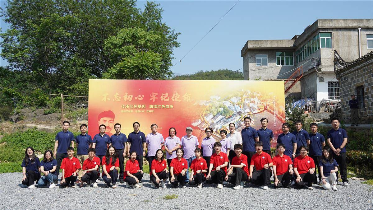 武科大“红安行”的队员们合影。通讯员 孙正恒 摄