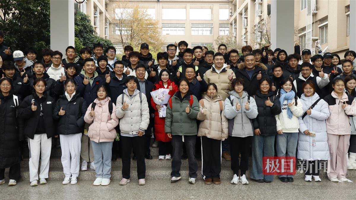 学生合影留念。通讯员 朱佳怡 摄.JPG