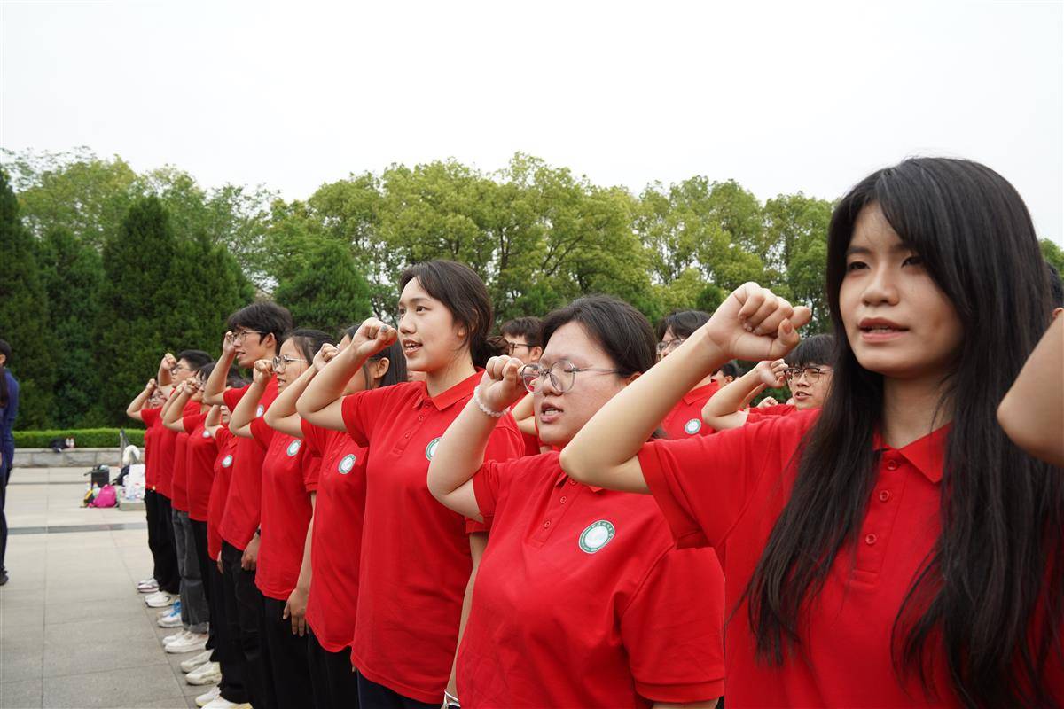 团队在黄麻起义纪念园宣誓。通讯员 孙正恒 摄 