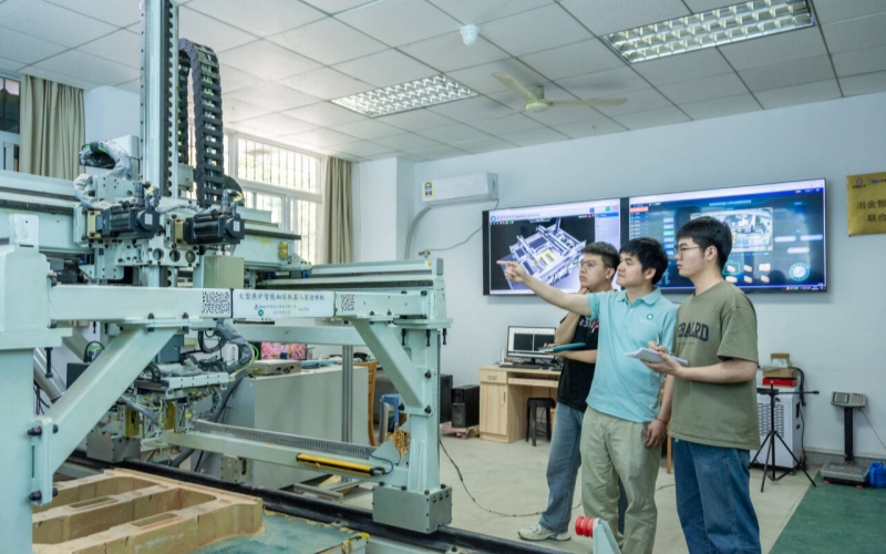 Beat365中文官方网站“耐火材料智能砌筑机器人平台” 。吴磊摄