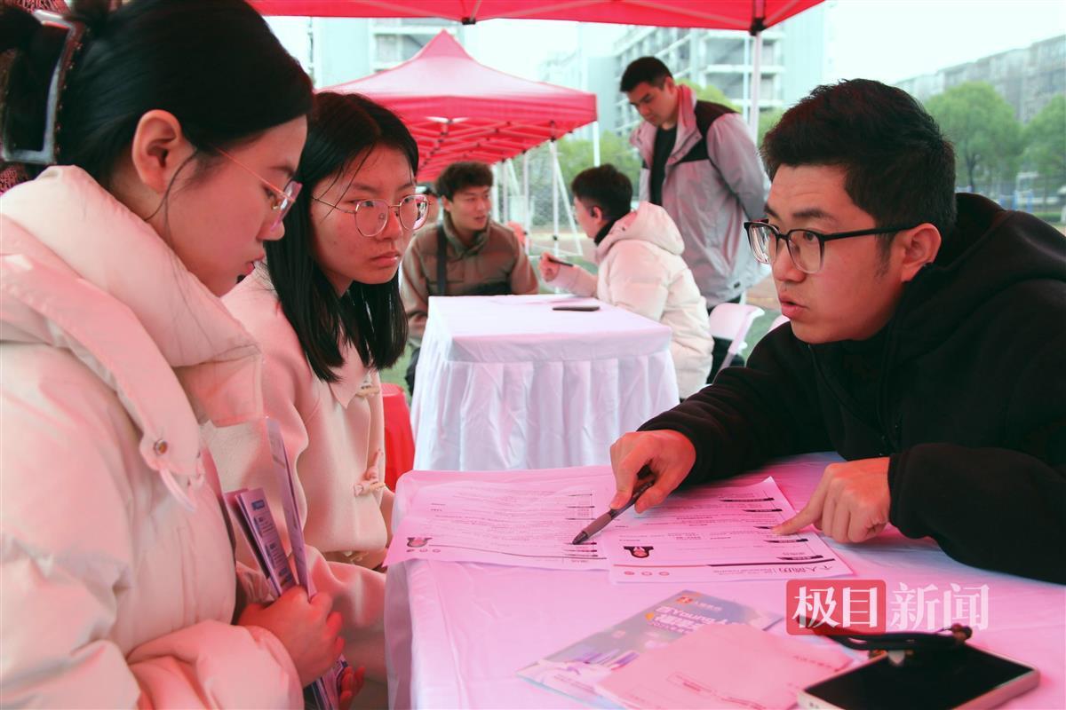 ”简历诊所“里武科大教师指导学生。通讯员 肖宇瑄 摄.JPG