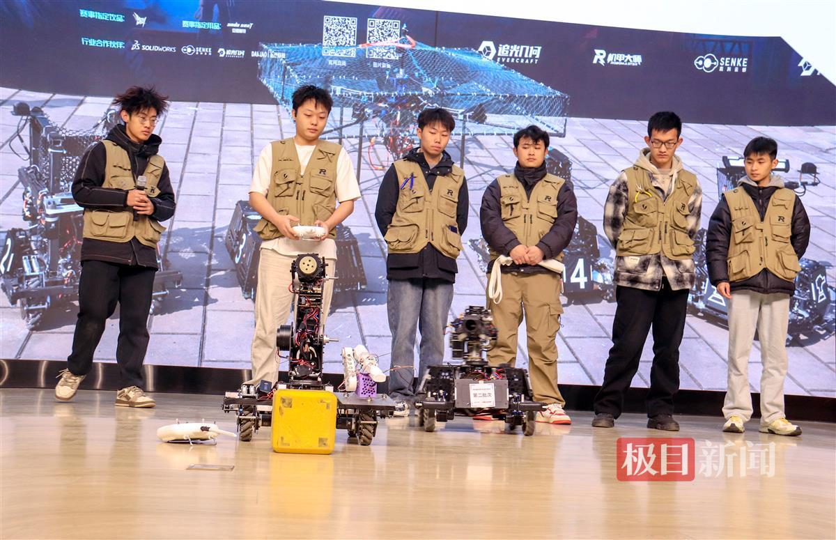 武科大崇实战队介绍机器人 李周阳摄.JPG
