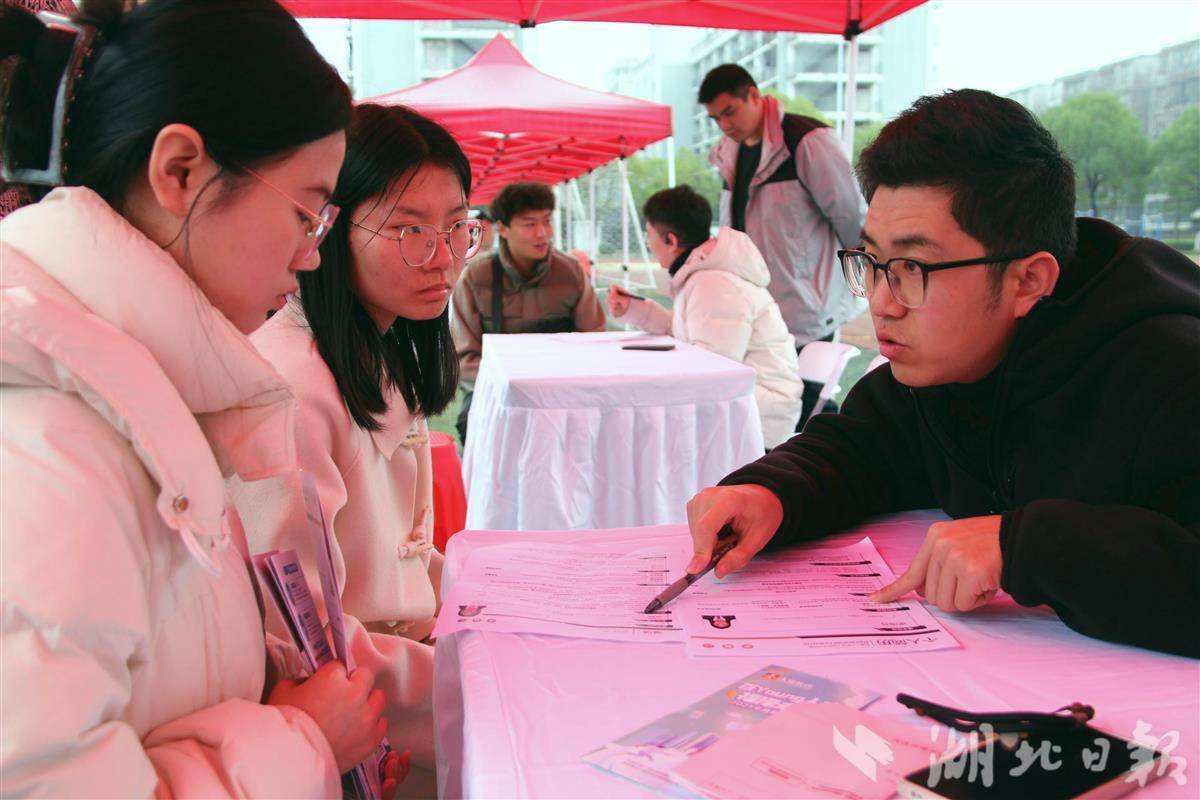 ”简历诊所“里武科大教师指导学生。通讯员 肖宇瑄 摄