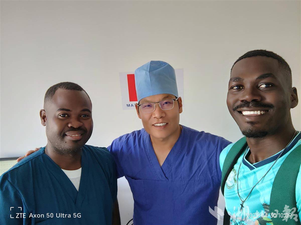 班南山（右一）与王宝峰、当地医生合影 本人供图.jpg