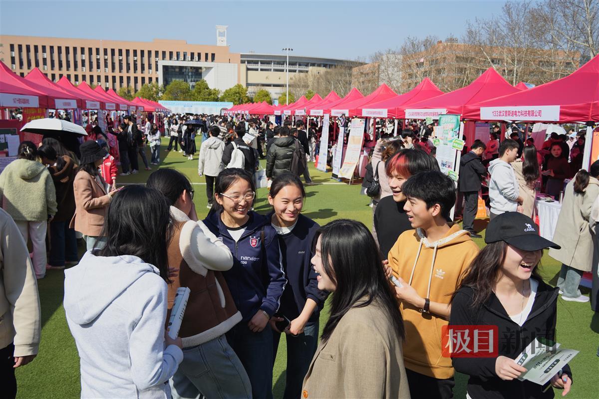 同学们热情讨论。通讯员 孙正恒 摄.JPG